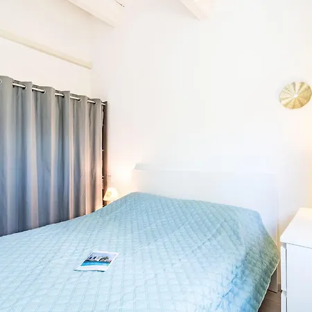 Font Mourier-2 By Interhome